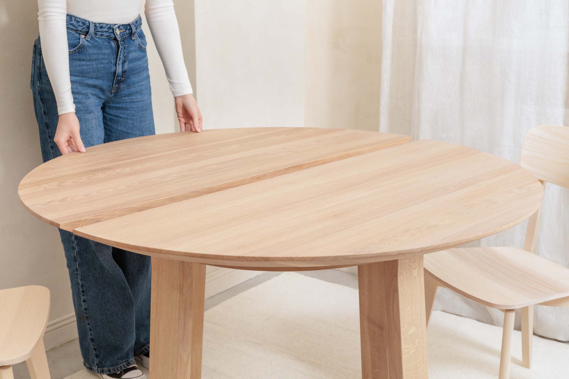 Table ronde en bois de chêne ORBIS