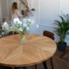 FJÄRIL LUMI table artisanale en bois avec motif étoilé FJÄRIL LUMI – inspiration nordique et aurora borealis