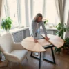 FJÄRIL LUMI table avec placage chêne naturel FJÄRIL LUMI – table ronde en chêne avec motif étoile