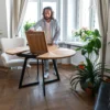 FJÄRIL LUMI table design scandinave en chêne Gros plan sur la texture du bois du FJÄRIL LUMI à la lumière du jour