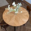 FJÄRIL LUMI table ronde sur mesure en chêne FJÄRIL LUMI – table artisanale avec jeu de lumière naturel