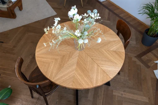 FJÄRIL LUMI table ronde sur mesure en chêne FJÄRIL LUMI – table artisanale avec jeu de lumière naturel